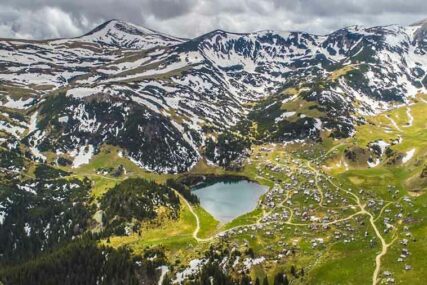 PRIRODNO BLAGO BiH Prelijepi prizori Prokoškog jezera snimljeni iz vazduha (VIDEO)