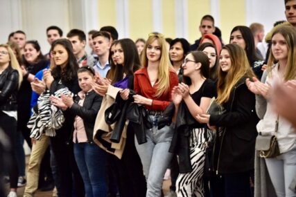 NOVA TRADICIJA Mladi zajedničkom zabavom proslavili punoljetstvo