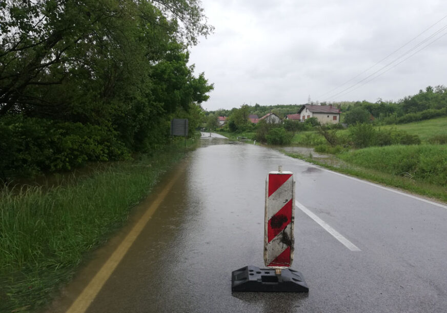 Jutros mokri i klizavi kolovozi: Vozačima se savjetuje oprezna vožnja