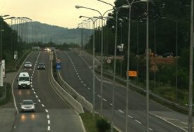 Saobraćaj se odvija nesmetano: Kolovozi mjestimično vlažni, jak vjetar u Hercegovini