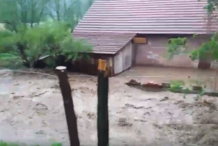 SNAGA BUJICE Rijeka kod Prijedora poplavila kuće i put, mještani SPASAVAJU STOKU (VIDEO)