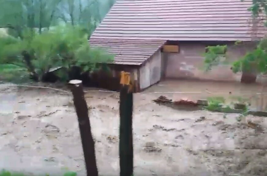 SNAGA BUJICE Rijeka kod Prijedora poplavila kuće i put, mještani SPASAVAJU STOKU (VIDEO)