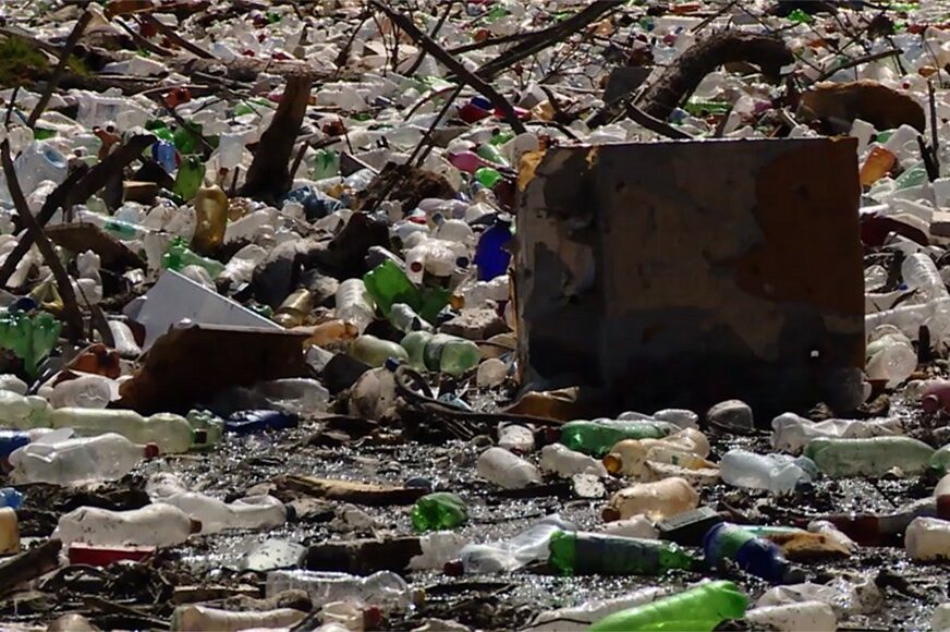 ZABRINJAVAJUĆE Plastični otpad u rijekama predstavlja problem za vodu koju pijemo
