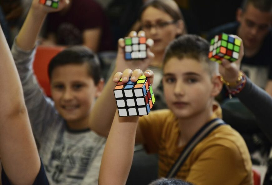 MOŽETE LI VI OBORITI SVJETSKI REKORD? Takmičenje u slaganju Rubikove kocke i u Sarajevu
