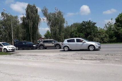 SAOBRAĆAJKA U BANJALUCI Na izlazu iz grada lančani sudar pet automobila (FOTO)