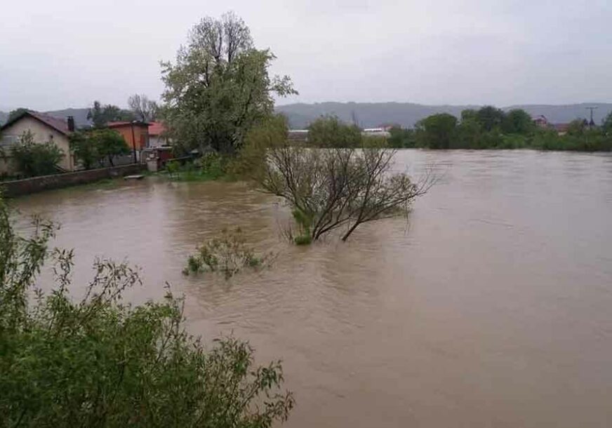 BUJICA BLOKIRALA PUT Saobraćaj na relaciji Prijedor - Sanski Most prekinut zbog NABUJALE VODE