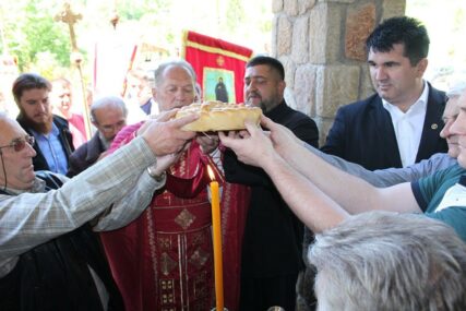 Manastir u Rožnju obilježio krsnu slavu, služen parastos za 17 srpskih boraca