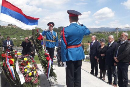 "Kad smo čuli pucnje, već je bilo kasno": Obilježeno 27 godina od stradanja vojnika JNA u Dobrovoljačkoj (FOTO)