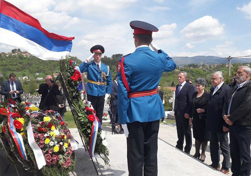 "Kad smo čuli pucnje, već je bilo kasno": Obilježeno 27 godina od stradanja vojnika JNA u Dobrovoljačkoj (FOTO)