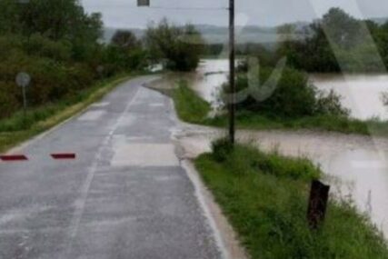 VODA PRODIRE DO KUĆA Poplavljen lokalni put Doboj-Modriča