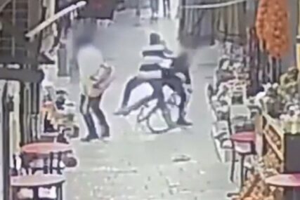 STRAVIČAN SNIMAK TERORISTIČKOG NAPADA Nasred ulice izbo 16-godišnjaka (VIDEO)