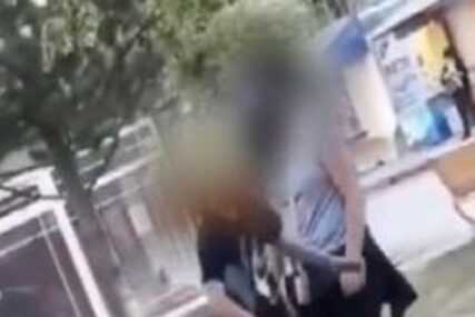 ŠOKANTAN SNIMAK Djevojčica tuče dječaka na ulici u Banjaluci, niko je ne zaustavlja (VIDEO)