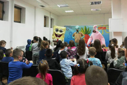 Predstava za mališane u Sokocu: Glumci iz Bijeljine izveli predstavu "Sunđer Bob u akciji kampovanje"