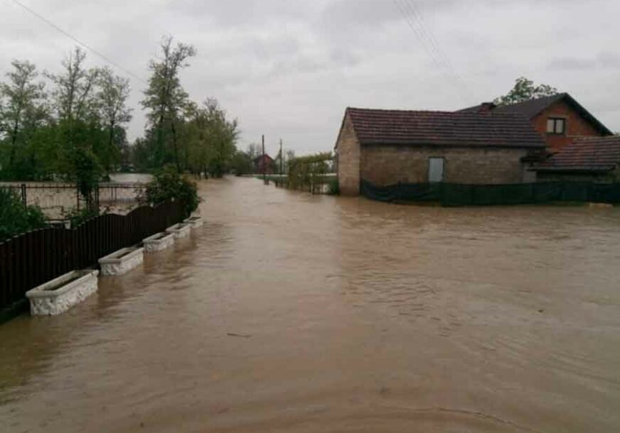 NOĆ NOSI VEĆE PROBLEME Sava u porastu, poplavljeno 50 kuća u Srpcu
