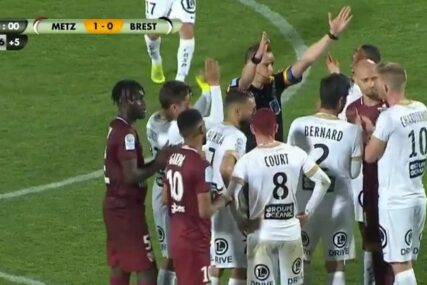 NEOBIČAN ZAVRŠETAK SUDIJSKE KARIJERE Arbitar fudbalerima poklonio kartone (VIDEO)