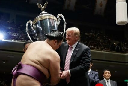 Tramp uživa u Japanu: Nakon golfa i čizburgera uručio Predsjednički kup SUMO RVAČU