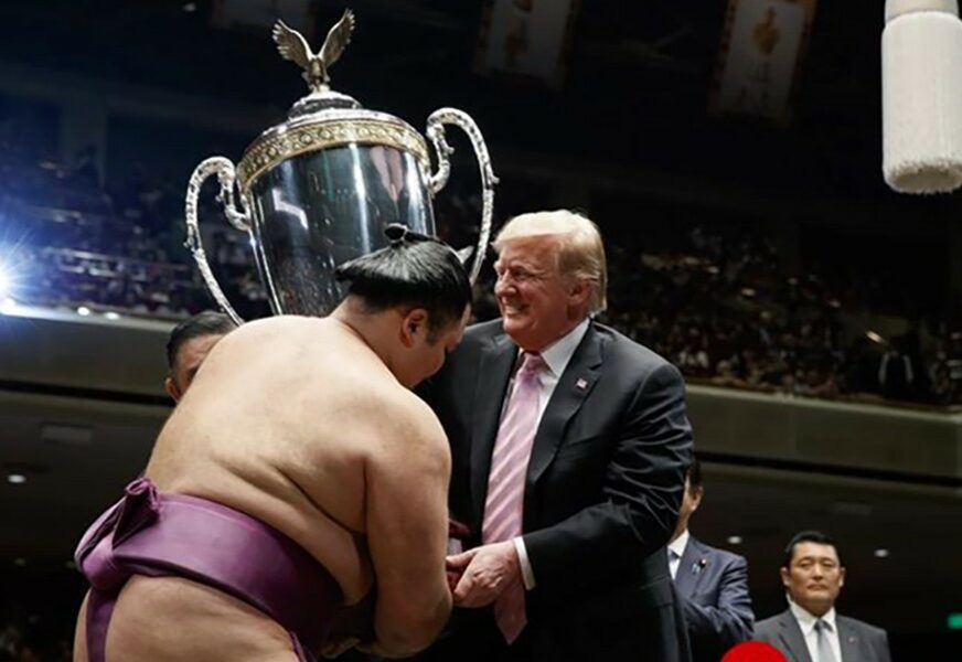 Tramp uživa u Japanu: Nakon golfa i čizburgera uručio Predsjednički kup SUMO RVAČU