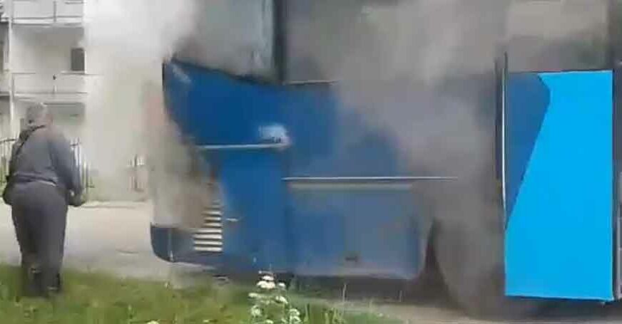 BUKTINJA NA ULICI Kod Teslića IZGORIO autobus koji je prevozio učenike do škole (VIDEO)