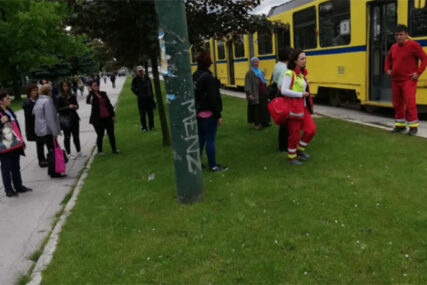 U tramvaju u Sarajevu bačen suzavac, dvojica muškaraca pobjegla