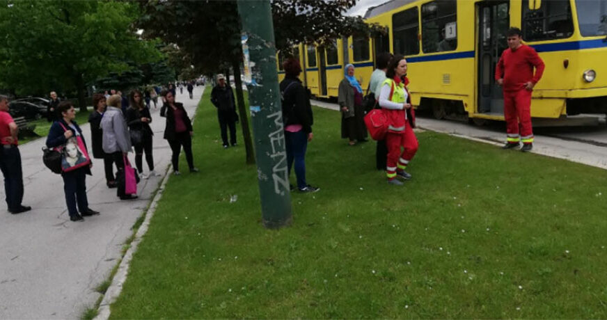 U tramvaju u Sarajevu bačen suzavac, dvojica muškaraca pobjegla