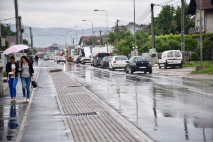 Pješaci i biciklisti dobili svoj prostor: Završena gradnja trotoara i biciklističke staze u Zalužanima