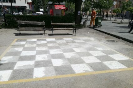 Na radost ljubitelja šaha: Slikar obnovio boje na šahovskoj tabli u Boriku (FOTO)