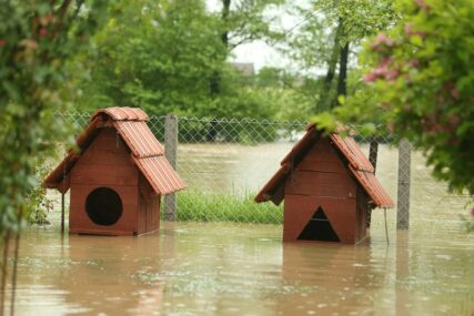 SRPSKAINFO U ČELINCU Jošavka poplavila kuće, mještani dežuraju sa vrećama pijeska (VIDEO, FOTO)