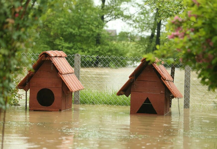 SRPSKAINFO U ČELINCU Jošavka poplavila kuće, mještani dežuraju sa vrećama pijeska (VIDEO, FOTO)