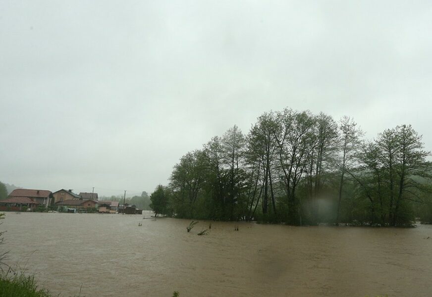 IZLILA SE JOŠAVKA Poplavljena jedna traka na magistralnom putu Jajce - Bihać