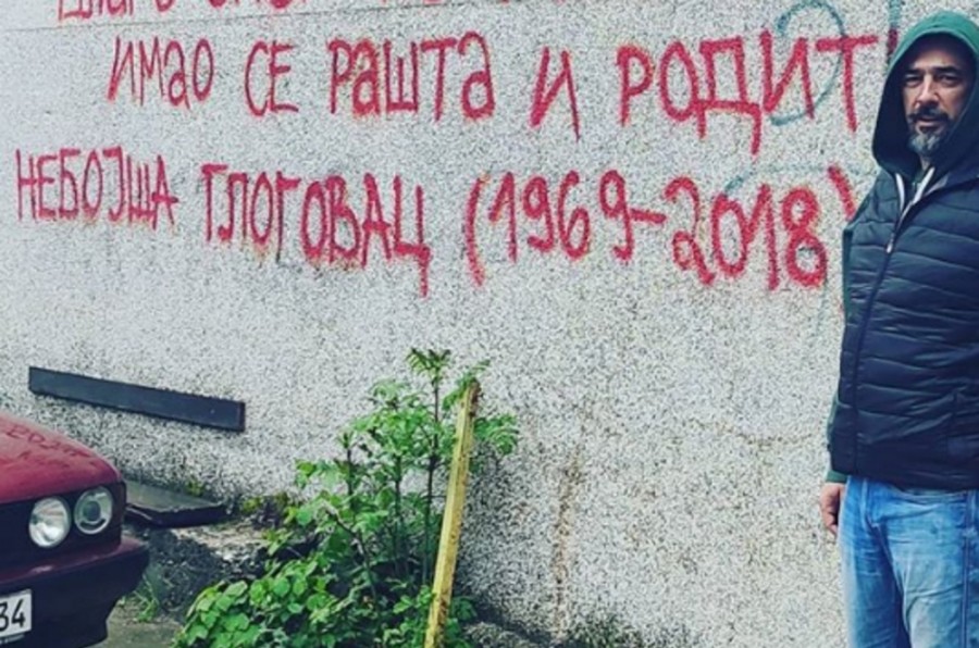 SJEĆANJE NA KUMA Vojin Ćetković se fotografisao pored grafita posvećenog Nebojši Glogovcu