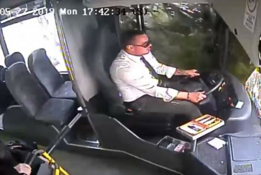 STRAŠNO Pogledajte reakciju vozača nakon pada stabla na autobus (VIDEO)