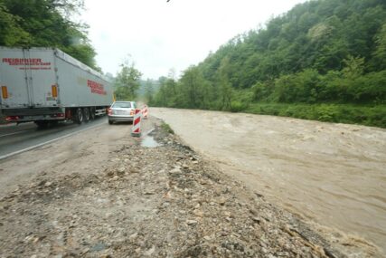 OBILNE KIŠE NAPRAVILE PROBLEME  U Sloveniji poplave, odroni i klizišta na putevima