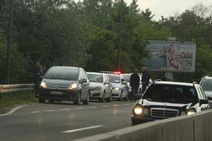SUDAR TRI VOZILA Dvije osobe povrijeđene u saobraćajci, saobraćaj OBUSTAVLJEN (FOTO)