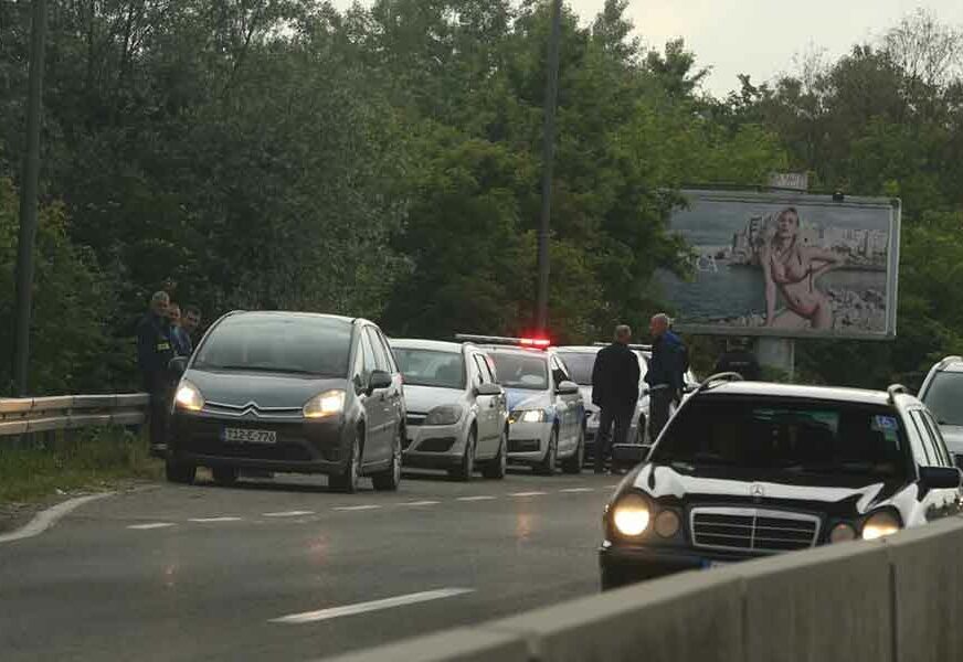 SUDAR TRI VOZILA Dvije osobe povrijeđene u saobraćajci, saobraćaj OBUSTAVLJEN (FOTO)