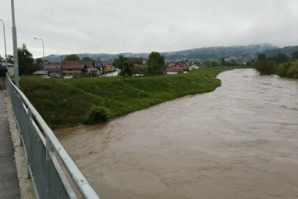 ČESMA POD VODOM Poplavljena dvorišta i garaže, MJEŠTANI U STRAHU (VIDEO, FOTO)