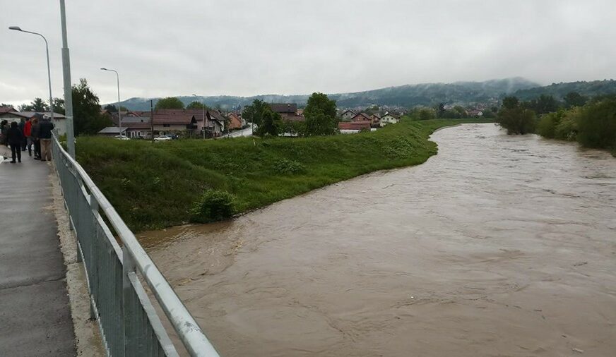 ČESMA POD VODOM Poplavljena dvorišta i garaže, MJEŠTANI U STRAHU (VIDEO, FOTO)