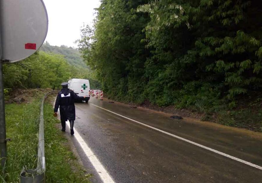 KONAČNO PROHODAN Put za Čelinac očišćen, vozilima odobren prolazak (VIDEO, FOTO)
