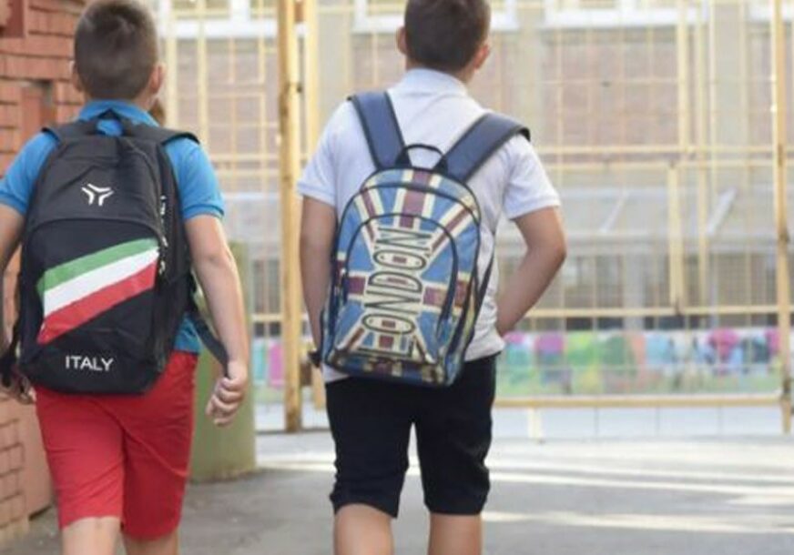 „OVAKO SE VOLI DIJETE“ Sinu nije mogao da kupi školsku torbu, pa je sam napravio (FOTO)