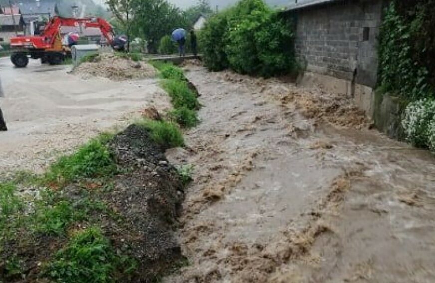 VODA NA SVE STRANE Poplave u Žepču, velike probleme stvaraju NABUJALI POTOCI (VIDEO)