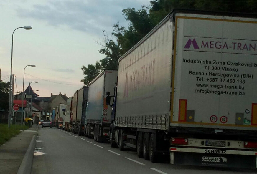 NAORUŽAJTE SE STRPLJENJEM Na ovim graničnim prelazima sa Hrvatskom su kolone vozila