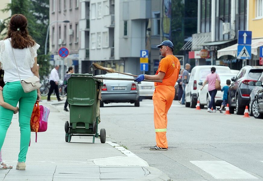 Nisu mogli da se odvoje: Zaljubljeni par iz Gradske čistoće postao hit na društvenim mrežama (FOTO)