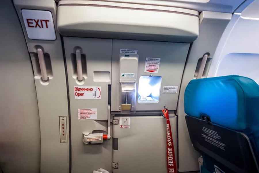NESVAKIDAŠNJA SITUACIJA Putnica u avionu umjesto vrata toaleta otvorila izlaz za SLUČAJ OPASNOSTI