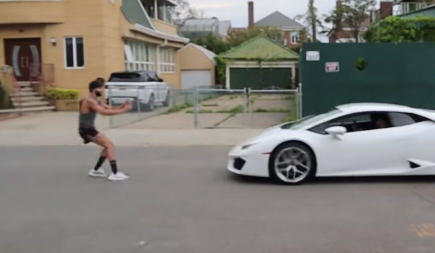 Pokušao preskočiti automobil u punoj brzini, ŽESTOKO SE OSRAMOTIO (VIDEO)