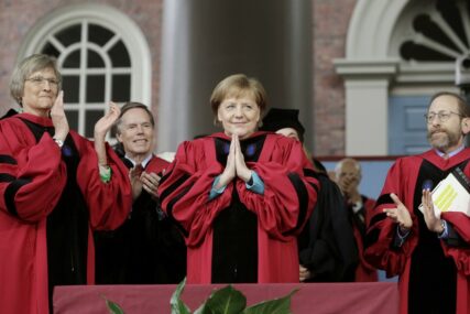 OBRAČUN PRED STUDENTIMA Merkelova kritikom Trampa oduševila Harvard