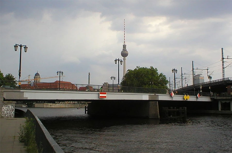 BIZARAN INCIDENT U BERLINU Muškarac URINIRAO sa mosta pa izazvao povrede nekoliko ljudi