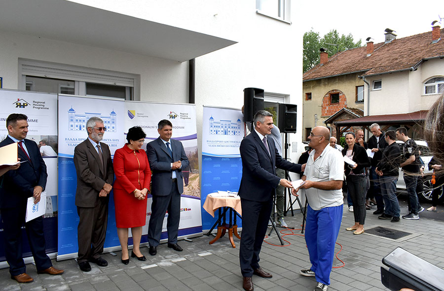 Osam porodica povratnika i raseljenih lica dobilo ključeve novih stanova u Brčkom