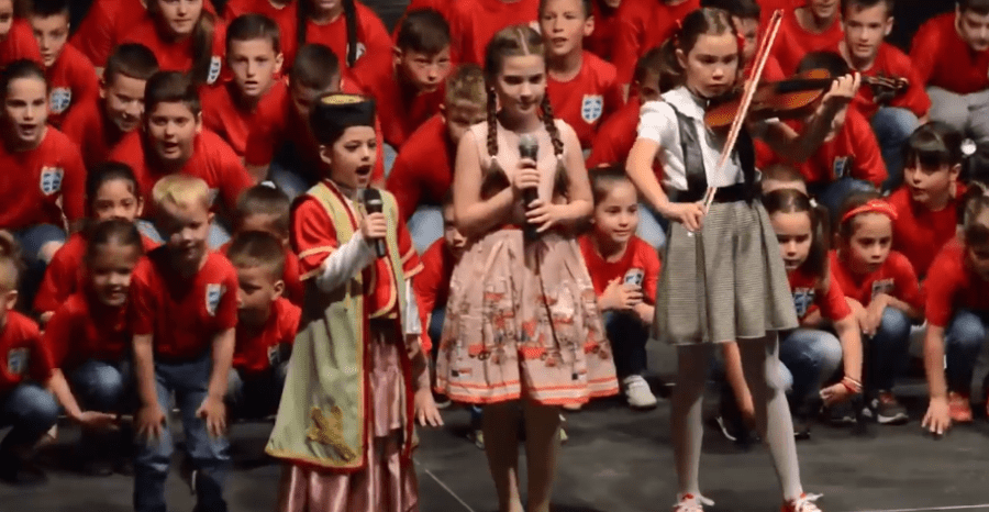 DJECA POSLALA PORUKU MIRA Više od 400 mališana zapjevalo "Samo da rata ne bude" (VIDEO)