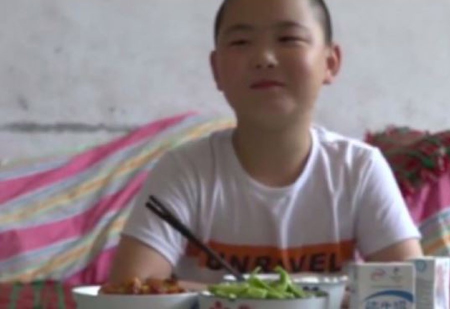 Dječak (11) jede PET PUTA DNEVNO, a mnogi su se RASPLAKALI kada su otkrili razlog (VIDEO)