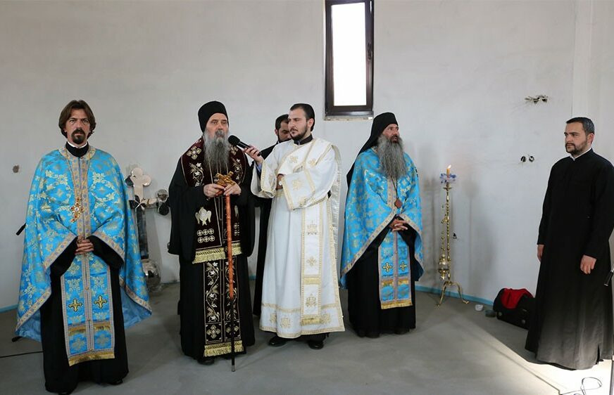 Episkop Fotije osveštao krtove na Staroj crkvi u Srpskoj Varoši kod Dervente