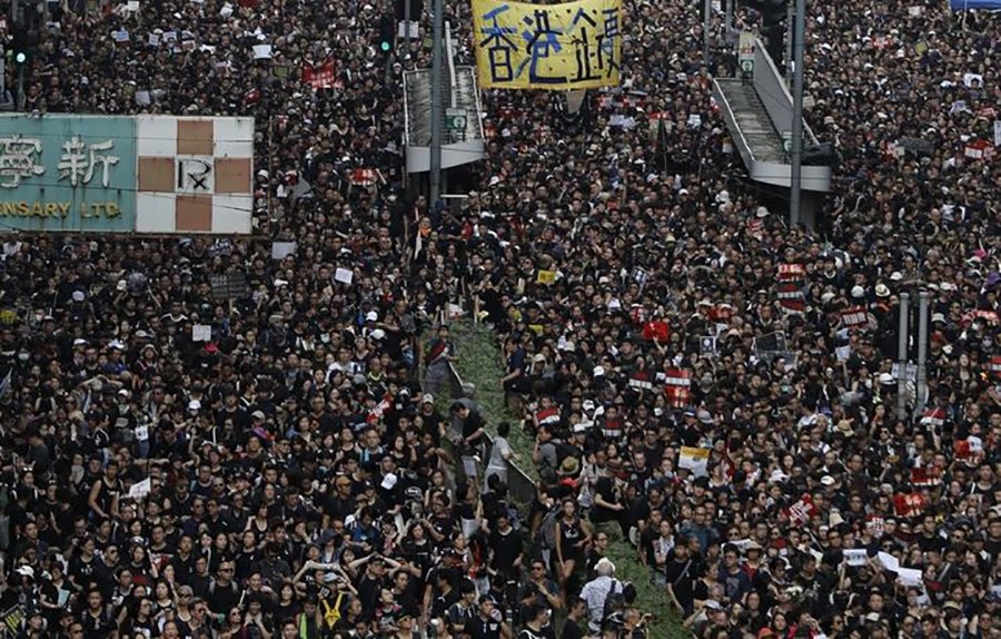 "NE IGRAJTE SE S VATROM" Upozorenje Kine demonstrantima u Hong Kongu
